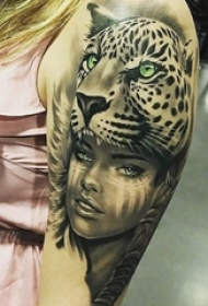 女生手臂上黑灰点刺豹和人物肖像纹身图片