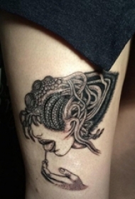 女生大腿上黑色点刺抽象线条另类人物肖像纹身图片
