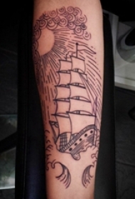 男生手臂上黑色几何元素抽象线条帆船纹身图片