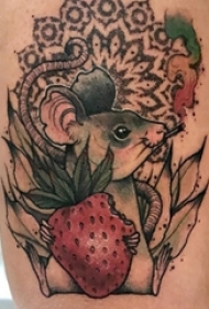 男生手臂上彩绘水彩素描创意可爱老鼠纹身图片
