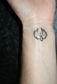 女生手腕上黑灰素描创意小图案翅膀纹身图片
