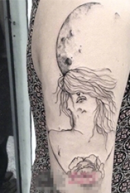 女生手臂上黑色线条创意抽象人像纹身图片