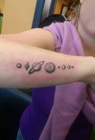 女生手臂上黑灰素描点刺技巧创意文艺星球纹身图片