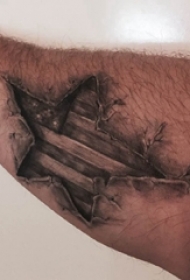 大五角星纹身 男生手臂上黑色的五角星纹身图片