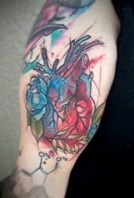 男生大臂上彩绘渐变简单线条植物花朵和心脏纹身图片