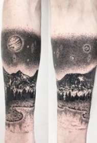纹身风景 男生手臂上黑色的山水风景纹身图片