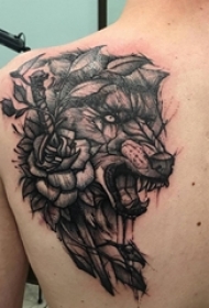 男生后背上黑色点刺简单抽象线条花卉和狼纹身图片