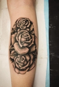欧美玫瑰纹身 男生手臂上欧美玫瑰纹身唯美图片
