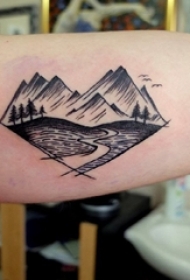 男生手臂上黑色点刺简单抽象线条山水风景纹身图片