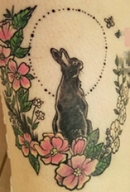 女生大腿上彩绘兔子与花环纹身图片