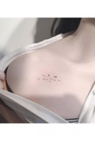 女生肩部黑色简单线条精致星球纹身图片