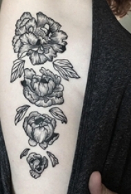 文艺花朵纹身 男生手臂上黑灰纹身文艺花朵纹身图案