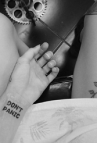女生手腕上黑色线条素描创意文艺花体英文纹身图片