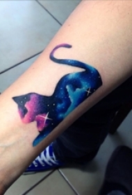 女生手臂上彩绘水彩星空元素小猫轮廓纹身图片