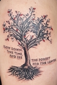 男生手臂上彩绘树纹身图片