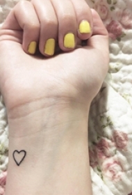 女生手腕上黑色几何元素简单线条爱心纹身图片
