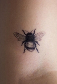 女生手臂上黑色点刺技巧简单线条小动物蜜蜂纹身图片