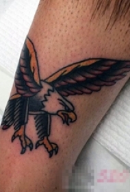 男生小腿上彩绘技巧小动物写实老鹰纹身图片