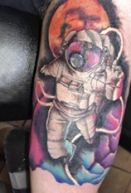 男生手臂上彩绘渐变几何线条人物宇航员纹身图片