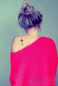 女生背部黑色线条经典简约十字架纹身图案