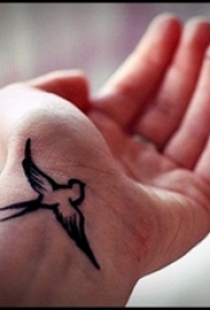 百乐动物纹身 女生手腕上黑色的鸟纹身图片