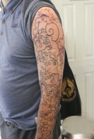 欧美花臂纹身 男生手臂上黑色的花臂纹身图片