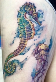 女生大腿上彩绘海马与水母纹身图片