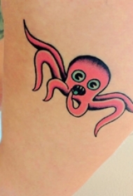 女生大腿上彩绘抽象线条卡通小动物章鱼纹身图片