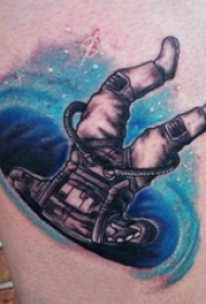 男生小腿上彩绘渐变星空元素和人物宇航员纹身图片