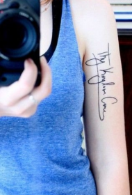 女性手臂上的英文字母设计纹身图案