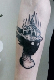 男生手臂上黑灰色点刺技巧创意人物与教堂纹身图片
