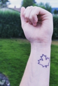 女生手腕上黑色简单个性线条植物枫叶纹身图片