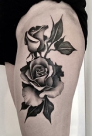 女生大腿上黑灰素描点刺技巧创意唯美精致玫瑰纹身图片