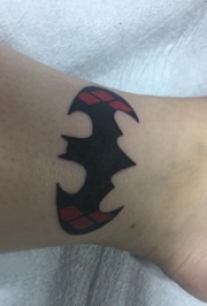 脚踝骨纹身 男生脚踝上彩色的蝙蝠侠标志纹身图片
