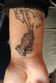 男生手臂上黑灰素描创意基督教祈祷手势纹身图片