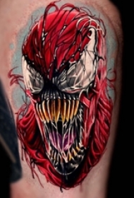 男生大臂上彩绘简单抽象线条恐怖人物纹身图片