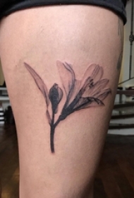 女生大腿上纹身黑白灰风格纹身点刺技巧植物纹身素材花朵纹身图片