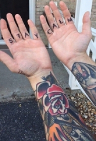 花体英文纹身 男生手掌上黑色的英文纹身图片