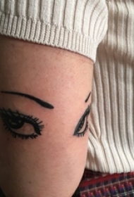 女生手臂上黑色简单个性线条创意眼睛纹身图片