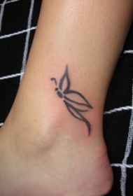 女生脚腕上黑色线条文艺小清新蝴蝶纹身图片