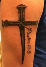 纹身小十字架 男生手臂上黑色的十字架纹身图片