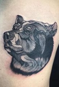 熊纹身 男生侧腰上黑色的熊纹身图片