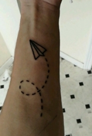 男生手臂上黑色几何元素简单点线飞机纹身图片