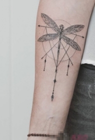 男生手臂上黑色线条几何元素创意蜻蜓纹身图片