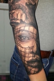男生手臂上黑色点刺简单线条人物肖像纹身图片