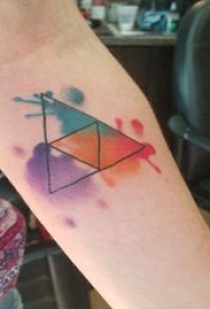 三角形纹身图 女生手臂上彩色的三角形纹身图片