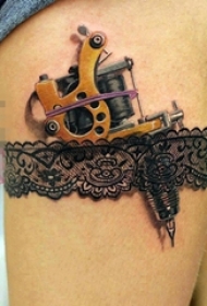 女生大腿上彩绘蕾丝花边和枪纹身图片