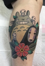 男生小腿上彩绘植物花朵和动漫龙猫纹身图片
