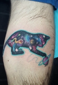 男生手臂上彩绘渐变星空元素小动物猫咪纹身图片