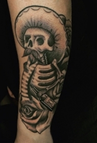 男生手臂上黑灰素描点刺技巧描绘的创意骷髅纹身图片